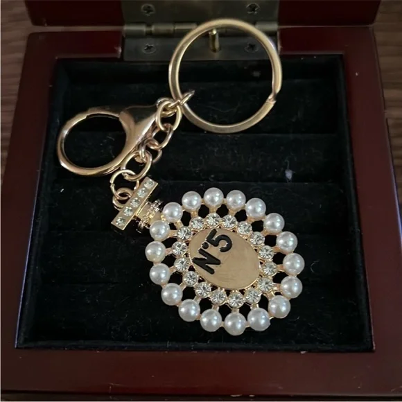 Lux Fashion Designer No 5 Gold and Pearl Bag Charm/Keychain - Picture 8 of 13
